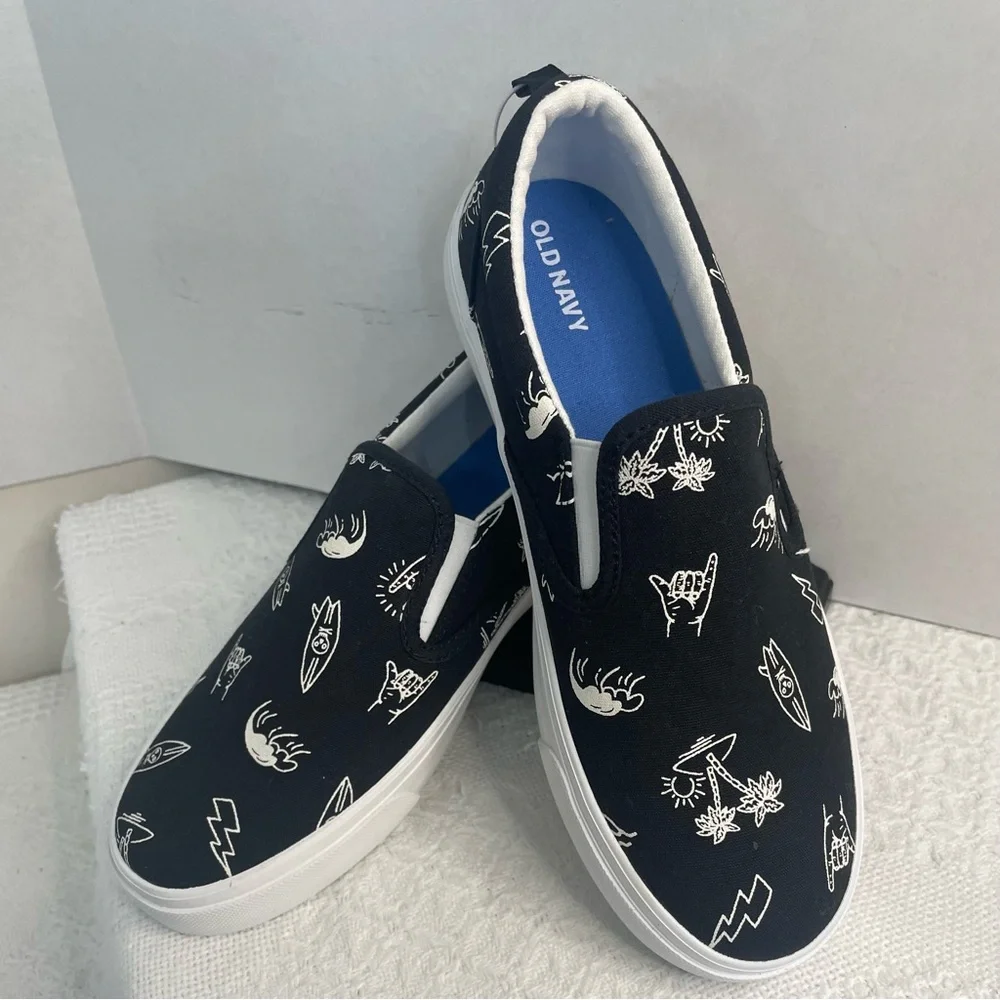 Old Navy Black and White Slip-On Shoes~ Size 5~‎ Summertime